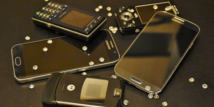 Wertvoller Beitrag zum Ressourcenschutz: Die Stadt Mölln sammelt alte Mobiltelefone