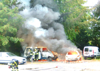 Mehrere Fahrzeuge brannten auf einer Abstellfläche eines Autohauses in Mustin