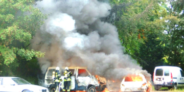 Mehrere Fahrzeuge brannten auf einer Abstellfläche eines Autohauses in Mustin