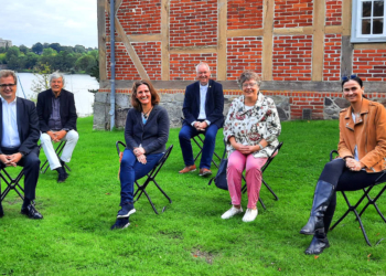 Barlach-Förderverein übergibt zehn Museumsstühle an die Weber-Gesellschaft