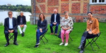 Barlach-Förderverein übergibt zehn Museumsstühle an die Weber-Gesellschaft