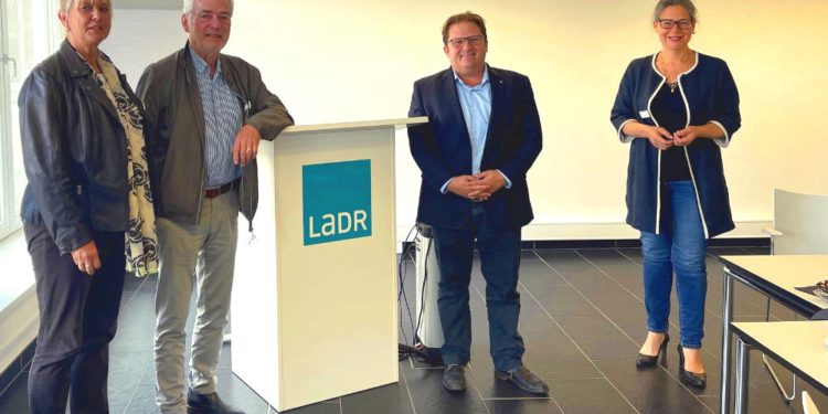 Nina Scheer besucht LADR Zentrallabor