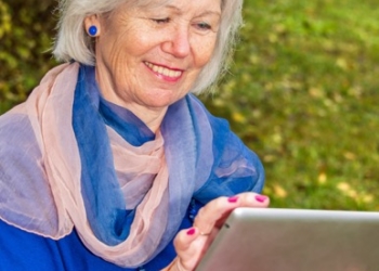 Digitales Wissen für Ältere: Digitaler Engel kommt zum Pflegestützpunkt nach Mölln