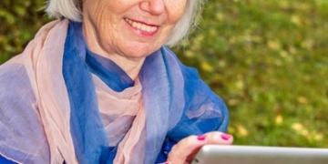 Digitales Wissen für Ältere: Digitaler Engel kommt zum Pflegestützpunkt nach Mölln