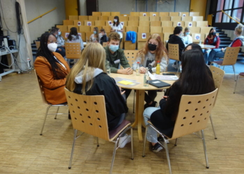 Parlamentsvizepräsidentin diskutiert mit Schülern der Möllner Gemeinschaftsschule