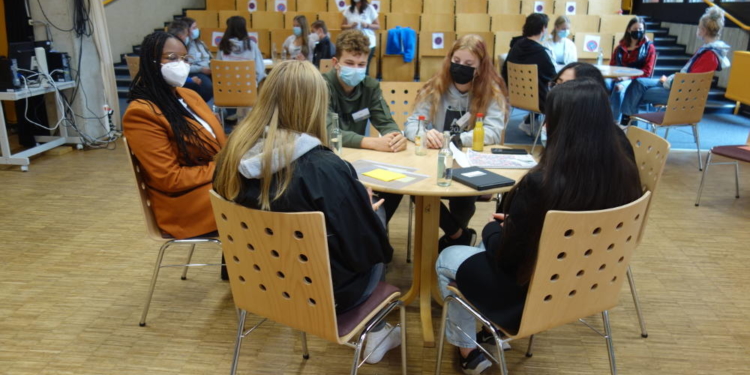 Parlamentsvizepräsidentin diskutiert mit Schülern der Möllner Gemeinschaftsschule