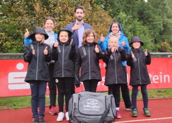 LG Schönberg empfing neue Vereinsjacken von der Sparkasse Holstein Trittau