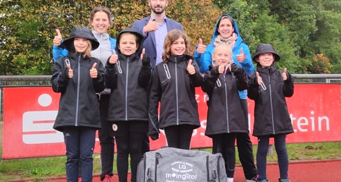 LG Schönberg empfing neue Vereinsjacken von der Sparkasse Holstein Trittau