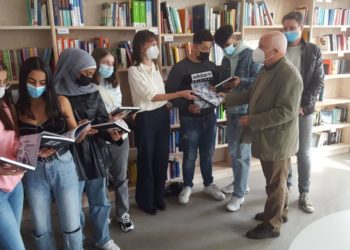 Lektüre für Schülerinnen und Schüler: Rotary übergibt Graphic Novel an das BBZ