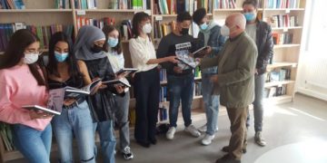 Lektüre für Schülerinnen und Schüler: Rotary übergibt Graphic Novel an das BBZ