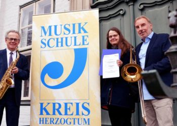 Für klangliche Vielfalt: Kreissparkasse spendet neue Musikinstrumente für die Kreismusikschule