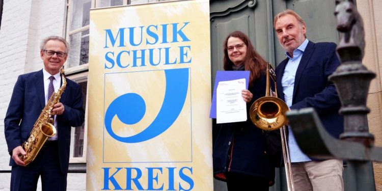 Für klangliche Vielfalt: Kreissparkasse spendet neue Musikinstrumente für die Kreismusikschule