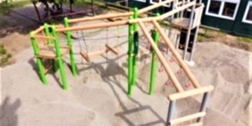Zwei neue Klettergeräte auf den Schulhöfen in Berkenthin und Krummesse