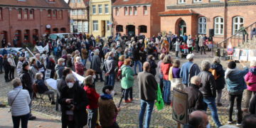 ‚Wir sind nicht still‘ – bunter Protest in Mölln