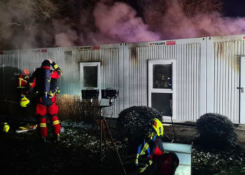 Brennende Wohncontainer einer Kindertagesstätte