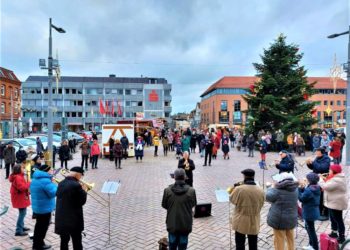 Weihnachtsmannbesuch lässt Kinder strahlen