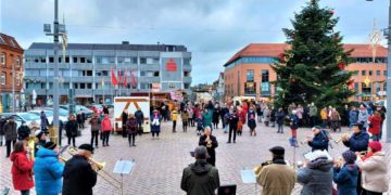Weihnachtsmannbesuch lässt Kinder strahlen