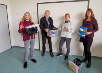 Runder Tisch gegen Kinderarmut spendet Schulmaterial für Schulsozialarbeit