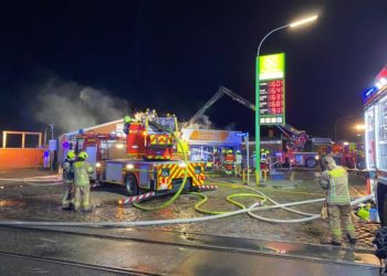 Feuer vernichtet Lieferdienst an der Möllner Hafenstraße