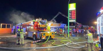 Feuer vernichtet Lieferdienst an der Möllner Hafenstraße