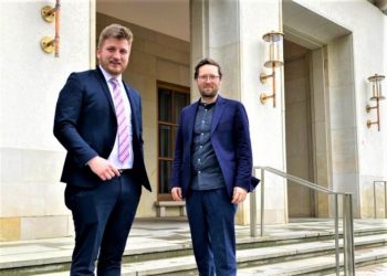 Jan Frederik Schlie berät sich mit Landesumweltminister Jan Philipp Albrecht