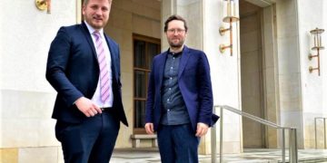 Jan Frederik Schlie berät sich mit Landesumweltminister Jan Philipp Albrecht