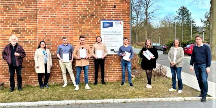 Erstmalig haben Europakaufleute (IHK) erfolgreich ihre Zusatzqualifikation am BBZ Mölln abgelegt
