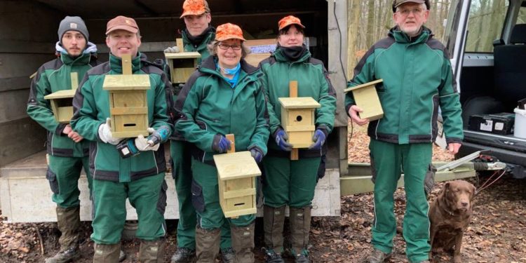 Neue Nisthilfen für Fledermäuse, Meisen, Amseln und Haselmäuse in den Kreisforsten
