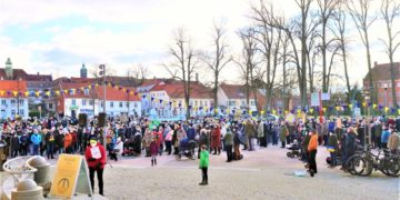Solidarität und Sorge: Kundgebung in Ratzeburg für Frieden in der Ukraine 