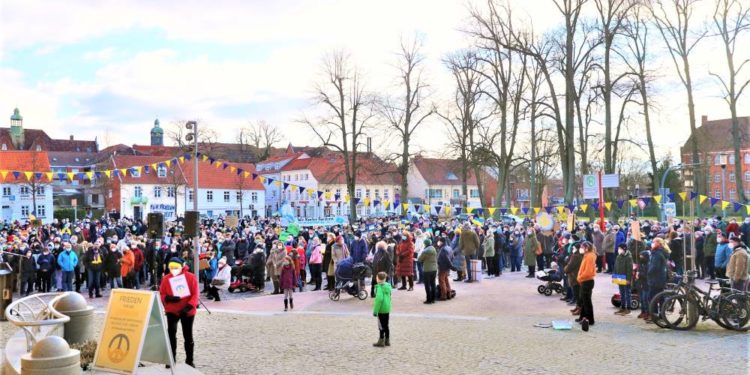 Solidarität und Sorge: Kundgebung in Ratzeburg für Frieden in der Ukraine