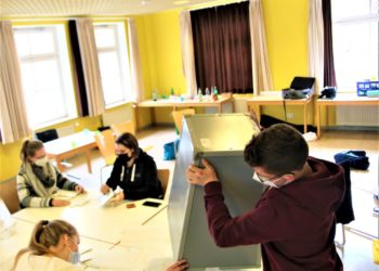 Erstwähler und Erstwählerinnen sind Wahlhelfende bei der Landtagswahl