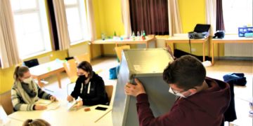 Erstwähler und Erstwählerinnen sind Wahlhelfende bei der Landtagswahl