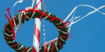 Maibaumaufstellung am Gemeindehaus Kittlitz