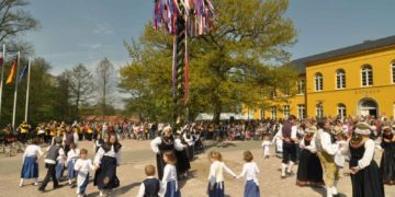 70. Maibaum-Aufstellung in Ratzeburg