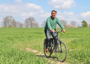BU 01: Ratzeburgs ehemaliger Bürgermeister Rainer Voß kam mit dem Fahrrad zum Interview. Foto: Thomas Biller 
