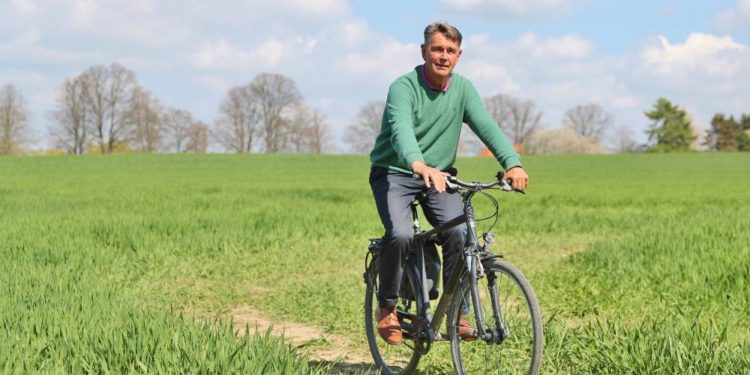 BU 01: Ratzeburgs ehemaliger Bürgermeister Rainer Voß kam mit dem Fahrrad zum Interview. Foto: Thomas Biller
