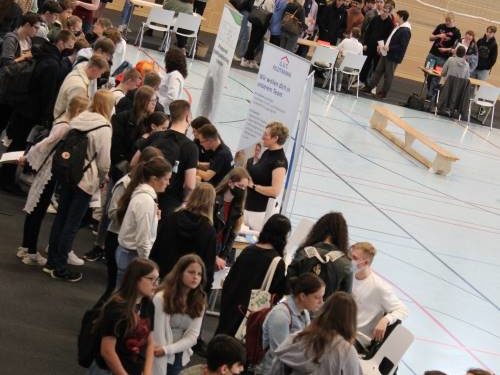 Erste Berufsmesse an der Gemeinschaftsschule Sandesneben