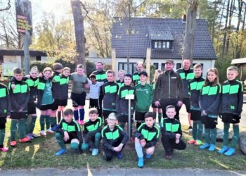 Fußballjugend pflanzt Linde