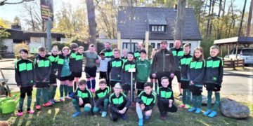 Fußballjugend pflanzt Linde