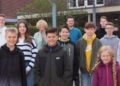 Jugendliche schauen Stadtmitarbeitenden über die Schulter