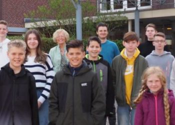 Jugendliche schauen Stadtmitarbeitenden über die Schulter