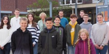 Jugendliche schauen Stadtmitarbeitenden über die Schulter