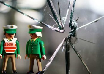 Fahrzeug in ein Schaufenster geschoben