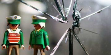 Fahrzeug in ein Schaufenster geschoben