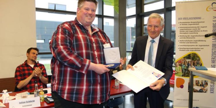 Langjähriger Vorstandsvorsitzender des Kreisjugendringes Jens Pechel mit Kreisplakette geehrt