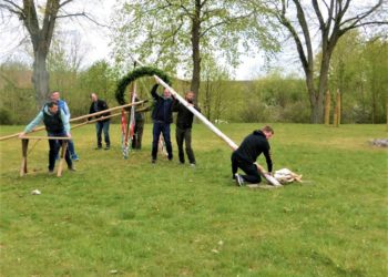 Der Maibaum in Kittlitz steht