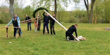 Der Maibaum in Kittlitz steht