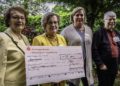 Übergabe eines Spenden-Schecks an die Möllner Willkommenskultur