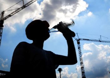 Beschäftigte in Bau- und Agrarbranche tragen hohes Risiko