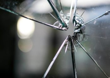 Zeugen gesucht – Fensterscheibe eingeworfen